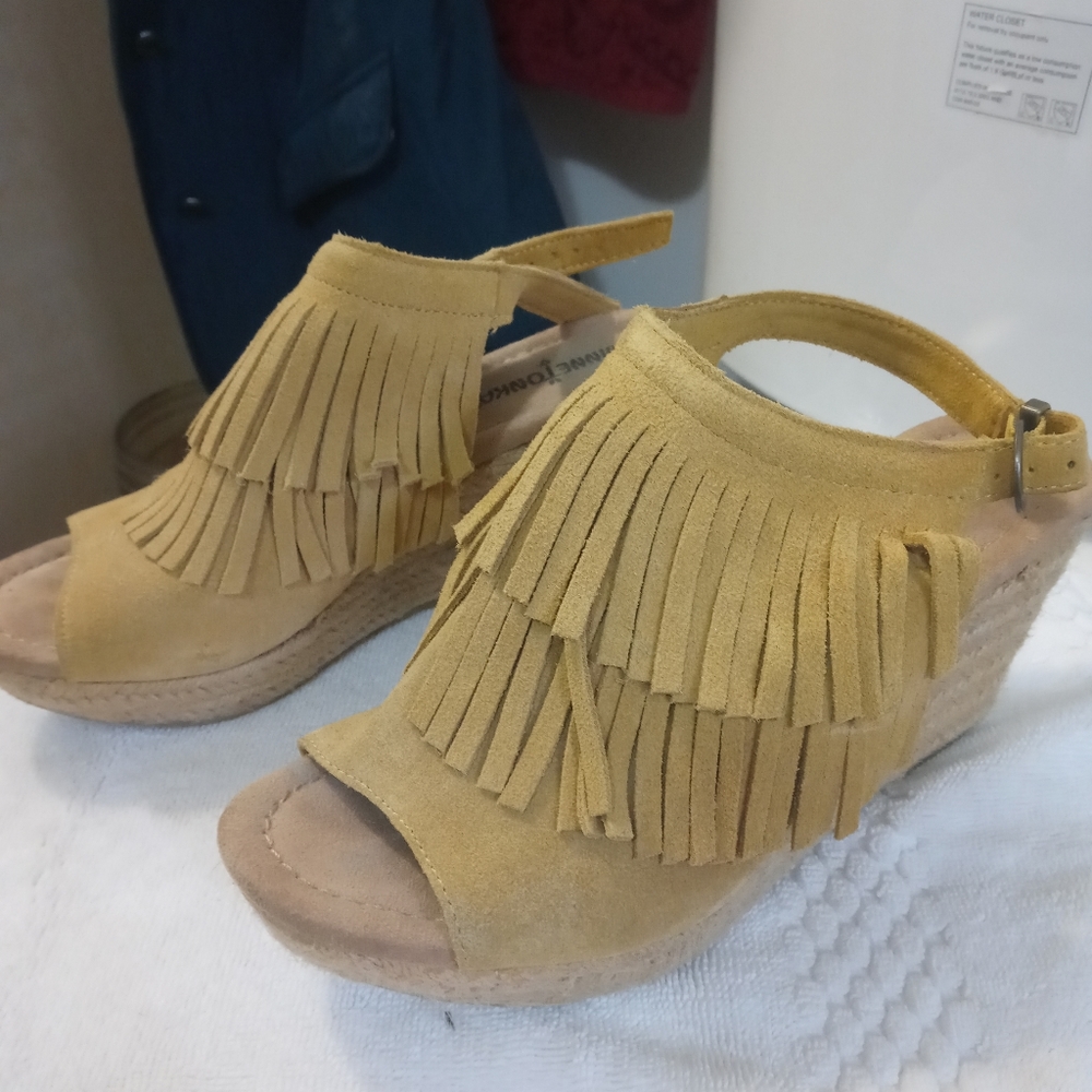 NWOT Minnetonka sandals